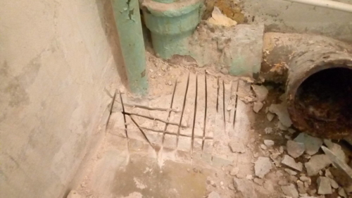 Демонтаж бетонного выступа вокруг труб в туалете 137 серии