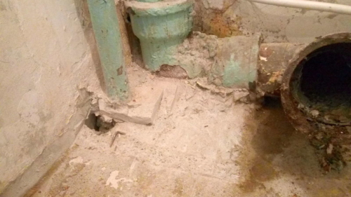 Сбитый выступ у трубы схолодной водой в туалете 137 серии