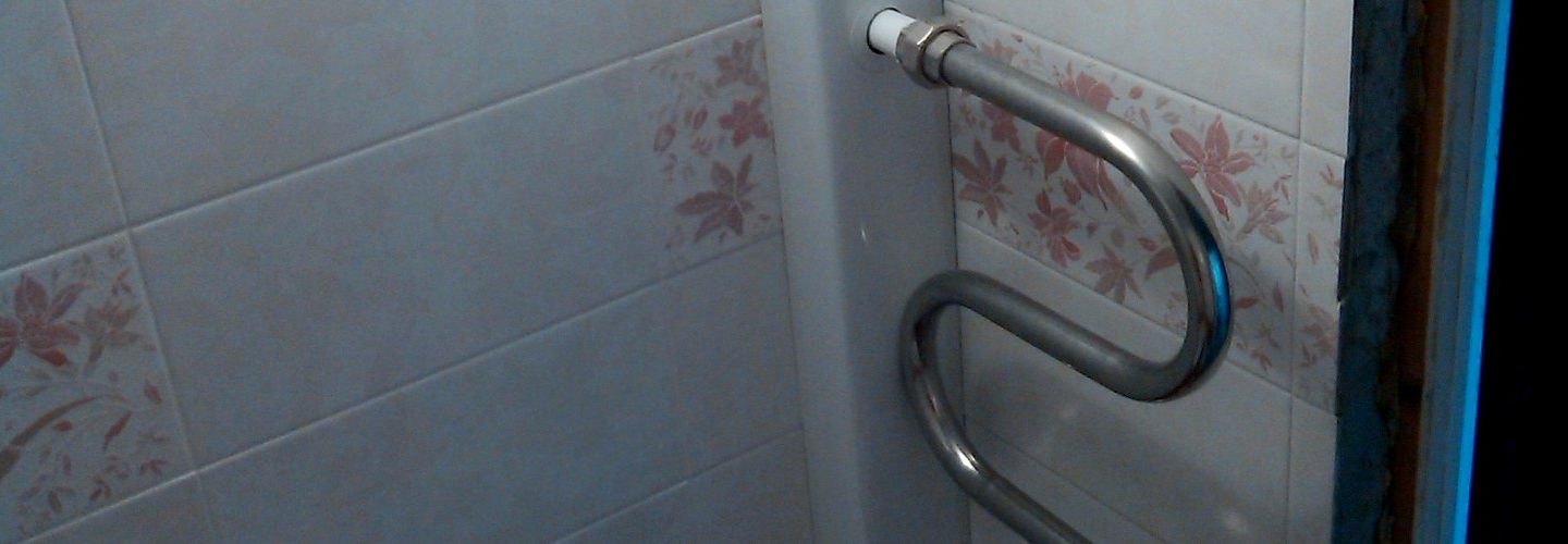 Как спрятать трубы в туалете и ванной панелями