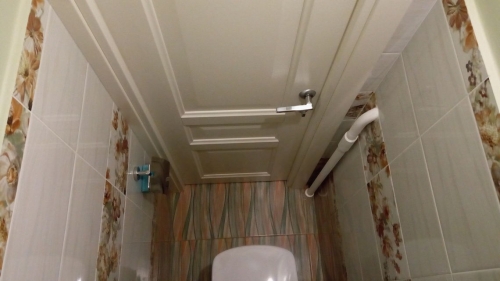 Дверь в туалете установлена со сдвигом в одну сторону