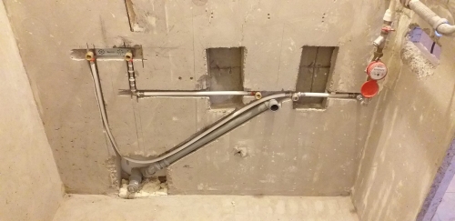 Установка металлопластиковых и канализационных труб в ванной 137 серии