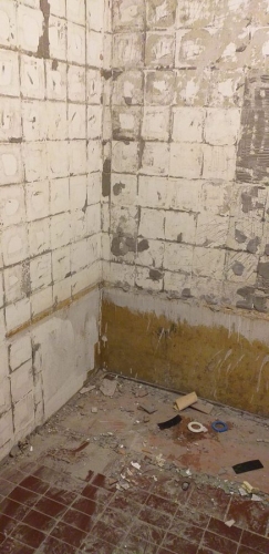 Очистка стен от кафеля в ванной 137 серии