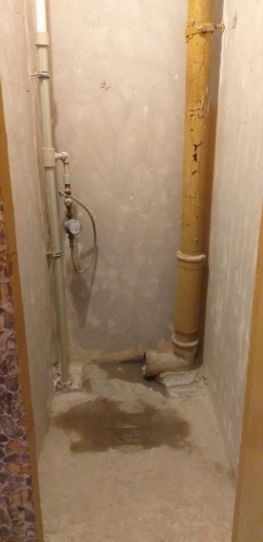 Ичистка стен и пола до бетона в туалете 137 серии