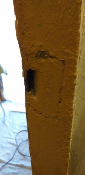 Запорная планка двери встроенная в бетонную стену еще при производстве ЖБИ