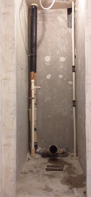 очищенные стены до бетона в туалете 137