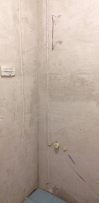 штукатуренные стены в ванной 137 серии