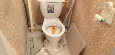 старый унитаз в туалете 137 серии
