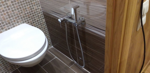 Как установить гигиенический душ в туалете панельного дома после ремонта