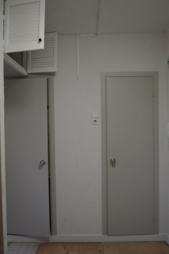 Двери в туалете и ванной до замены и вид выключателей до их переноса