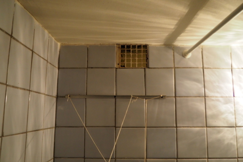 Стандартное вентиляционное отверстие в ванной, которое будет переносится