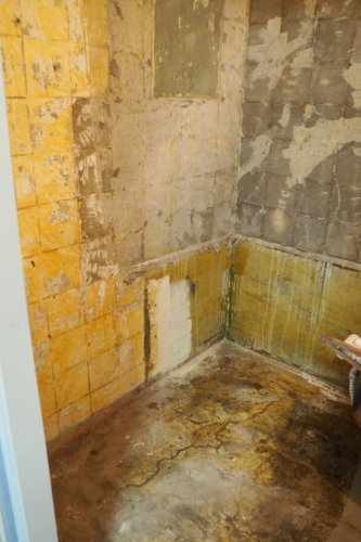 На стенах в ванной после демонтажа плитки была шпаклевка, краска и грязь