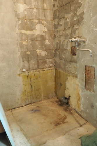 Процесс очистки стен и пола от остатков плиточного клея, грязи и клея