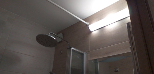 Настенный светильник в ванной