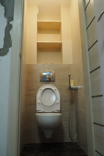 Ремонт туалета с подвесным унитазом. нишей и гигиеническим душем