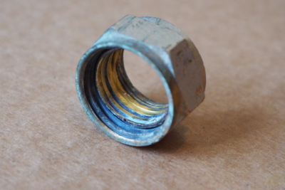 Накидная гайка и обжимное кольцо от протекающего фитинга из-за некачественных уплотнителей