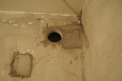 Смещённое вентиляционное отверстие в ванной в панельном доме