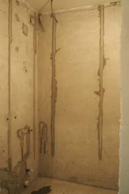 Очищенные стены в ваннои и выставленные растворные маяки для штукатурки