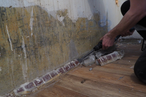 Демонтаж бетонных плинтусов в ванной и туалете 137 серии