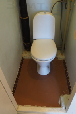 Старый унитаз и пол с линолиумом в туалете до ремонта