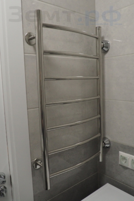 Красивая установка полотенцесушителя в ванной 137 серии