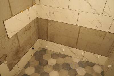 Укладка плитки в ванной на оштукатуренные стены перед установкой ванной
