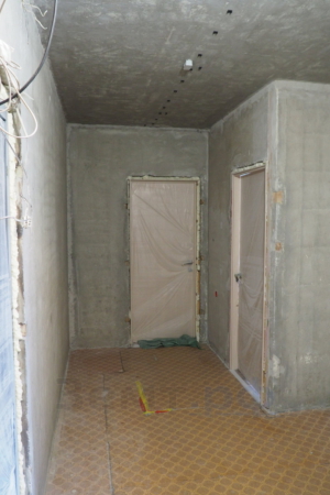 Очищенные стены и полы до бетона в прихожей