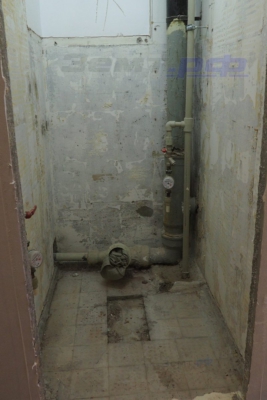 Канализационная чугунная труба и труба холодной воды в туалете 600.11 серии