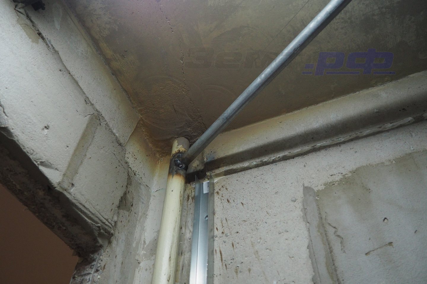 Отвод на металлической трубе ГВС под потолком в санузле дома 600.11 серии