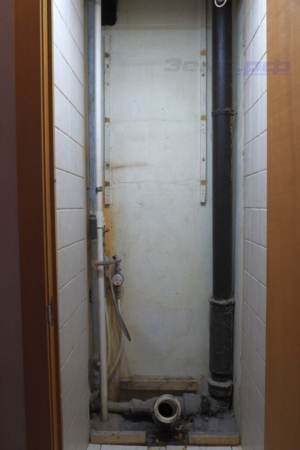 Процесс демонтажа предыдущего ремонта в туалете 137 серии