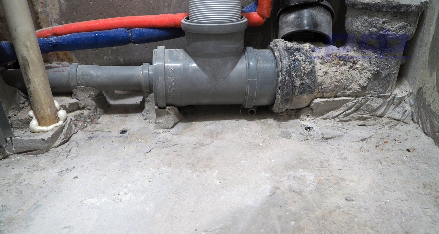 Демонтаж бетонных выступов вокруг труб холодной воды и канализации в туалете