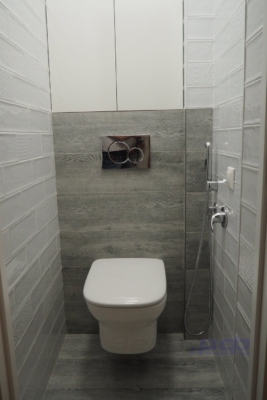 Фото ремонта туалета 137 серии с подвесным унитазом и с шкафчиком