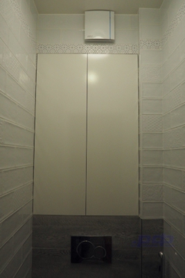 Шкаф за подвесным унитазом с крачивыми белыми фасадами
