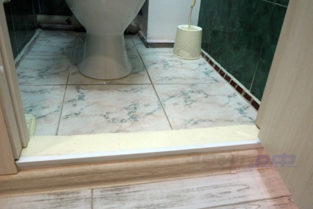 Порог, бортики и плинтусы в ванной и туалете 600.11 серии панельного дома