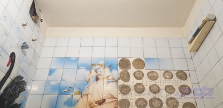 Старая плитка и вид потолка в ванной до ремонта