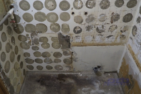 Вид стен после демонтажа ванной и плитки со стен