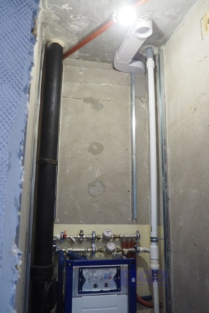 В туалете пределанная вентиляция, изменнен стояк холодной воды, сделана разводка воды через коллектор, установлена инсталляция для унитаза