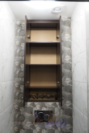 Встроенный шкаф с открытыми дверцами в туалете над инсталляцией унитаза