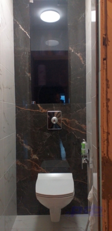Шкаф в туалете со стеклянной тонированной дверью