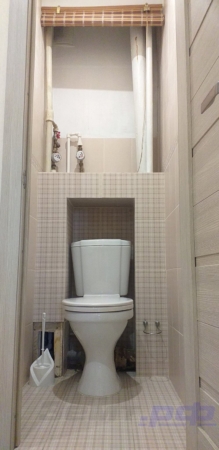 Небольшой туалет до ремонта в панельном доме