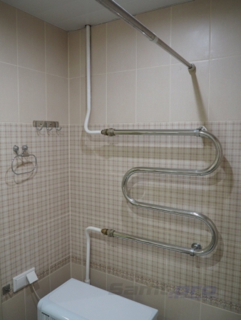 Отдельно-расположенный полотенцесушитель напротив умывальника в ванной 137 серии до ремонта