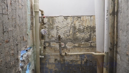 Старые трубы и стены до ремонта в туалете