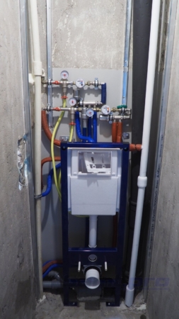 Коллекторная разводка воды за инсталляцией подвесного унитаза в туалете 137 серии