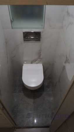 Ремонт в туалете с укладкой крупноформатного керамогранита 120 на 60 см