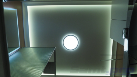 Потолок в ванной со светодиодной лентой по периметру за потолочным плинтусом, чтобы скрыть выступ на потолке в сантехкабине у потолка 600.11 серии ванной