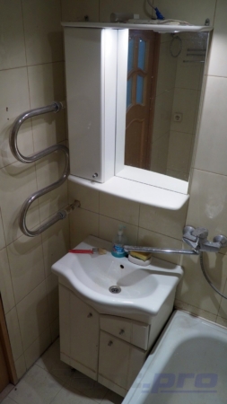 Старый умывальник, зеркало и полотенцесушитель в ванной до ремонта