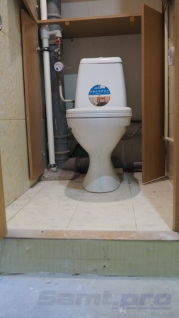 Вид туалета до ремонта с напольным унитазом в панельном доме 600.11 серии