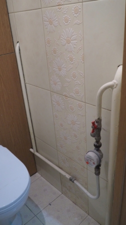 Трубы горячей воды в туалете 600.11 серии панельного дома